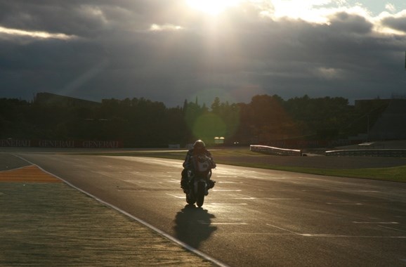 Στη μεγάλη ευθεία με -70 χλμ/ώρα από τα MotoGP